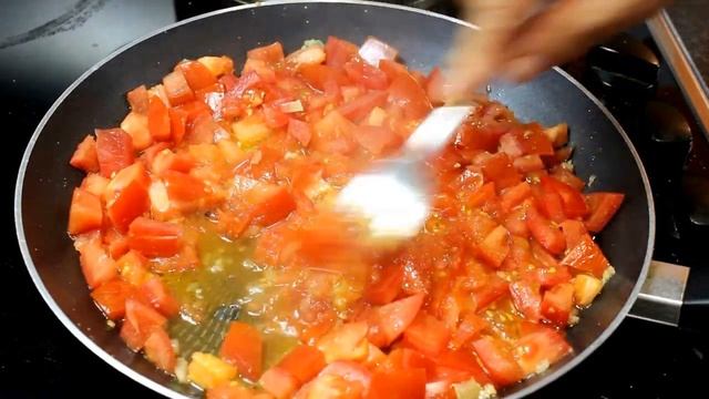 Макароны со свежими помидорами - самая популярная итальянская паста! Готовит настоящий итальянец.