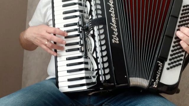 Как играть "Яблочко" на аккордеоне.