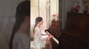 Девушка красиво играет на фортепиано.