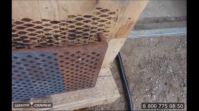 Лазерная чистка ржавого металла аппаратом для лазерной чистки