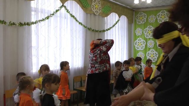 Игра с бабушками "Найди внука" на утреннике 8 Марта 2016 в средней группе смотреть онлайн