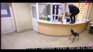 Мужик пришёл за посылкой на почту в Люберцах но ему отказались её выдавать из-за отсутствия маски