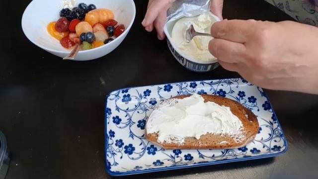 Великолепный летний бутерброд. Яркий, сочный, ароматный. Настоящий десерт смотреть онлайн