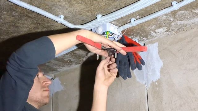 Расключение распред коробки на потолке гильзами ГМЛ электромонтаж смотреть онлайн