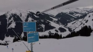 Горные лыжи в Альпах. Горнолыжный курорт в Австрии. Skiing как активный отдых.