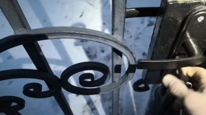 Установка врезного замка Меттэм в металлическую калитку.