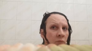 Смываю бомбовый мейк #уходзалицом #оставайсядома в ванной и смываю краску с лысой головы