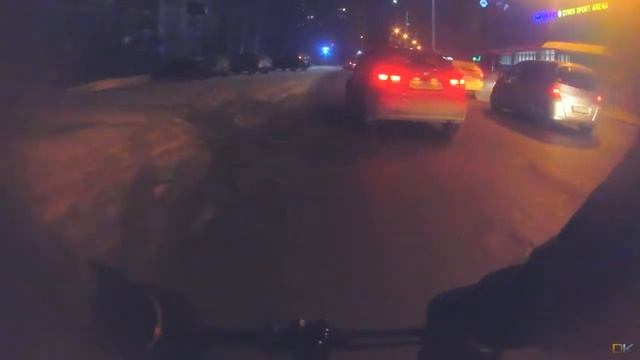Утро. Зима. Город. На работу на велосипеде.