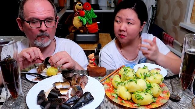 Мукбанг Скумбрия в луковой шелухе / Mukbang Mackerel in onion skins