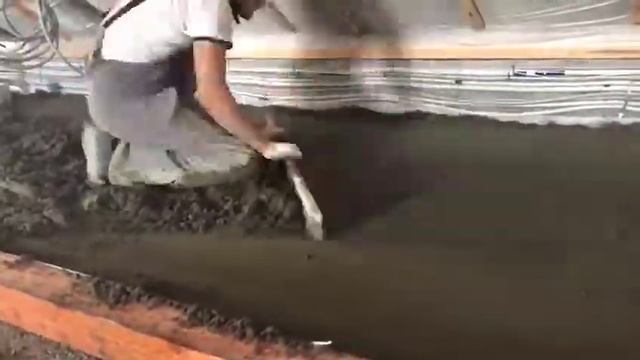 Процесс работы правильщика полусухая стяжка