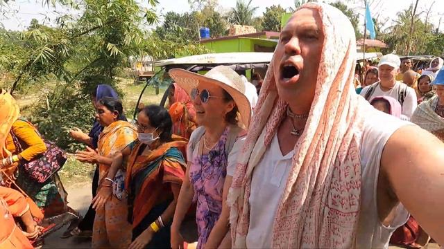 И так в среднем по 6 часов в день 25 километров. Навадвипа парикрама Hurricane of bhakti in Navadwi
