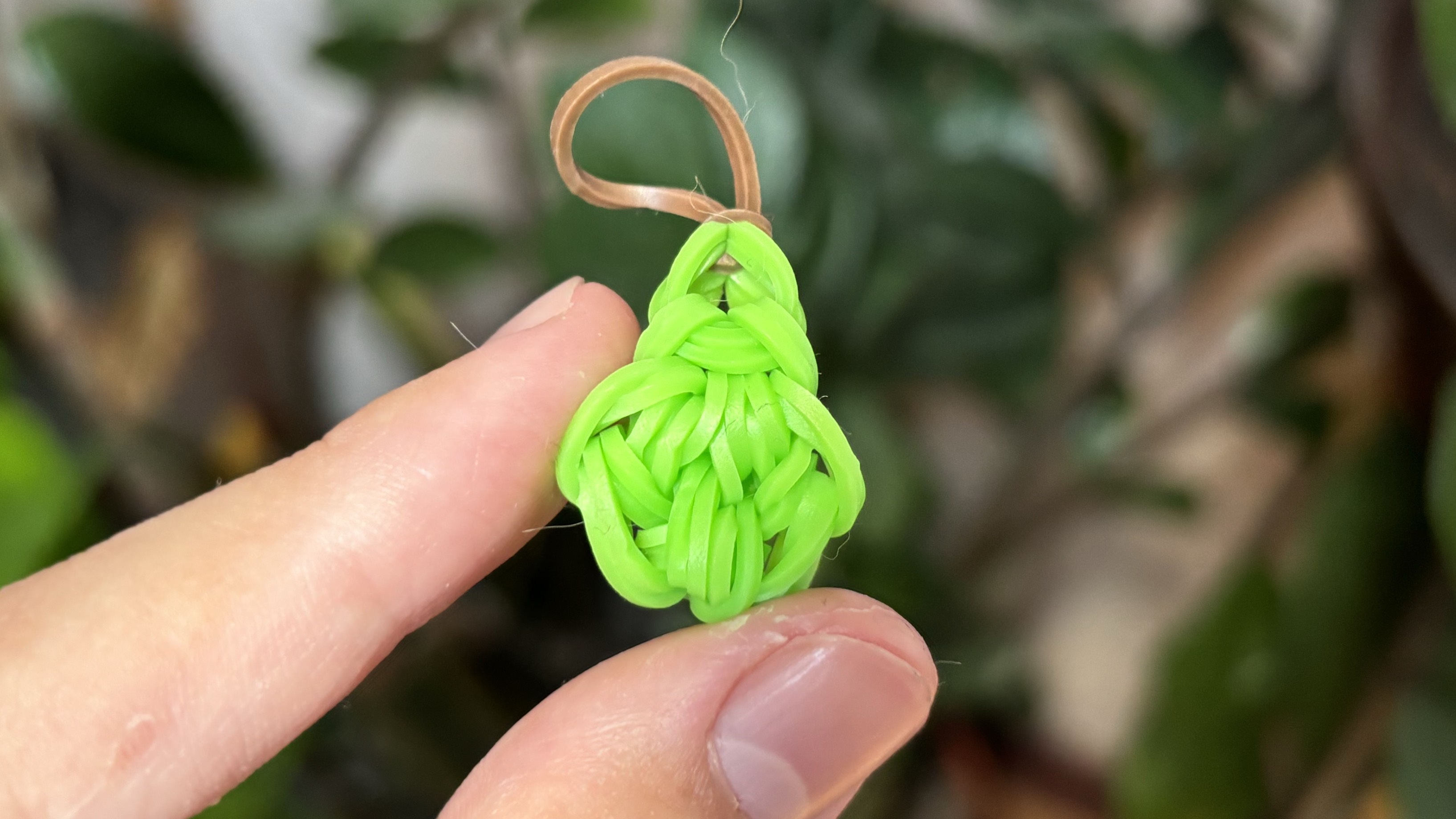 ГРУША из резиночек ДЛЯ НАЧИНАЮЩИХ ✅ БЕЗ СТАНКА на рогатке 🍐💚