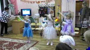 Танец снежинок и снегурочки.