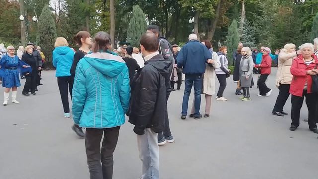 Харьков, танцы в парке, "Ах, белая зима" смотреть онлайн