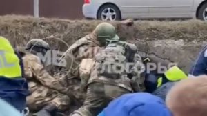 Русские военные во время очередного налёта на Белгородскую область при эвакуации людей прикрывают со