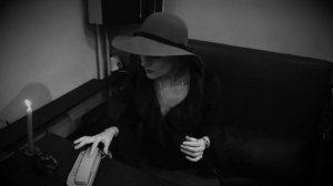 Этюд немое кино. Актриса ждет звонка режиссера.