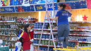 Сотрудники МЧС проверяют безопасность елок в магазинах Якутска