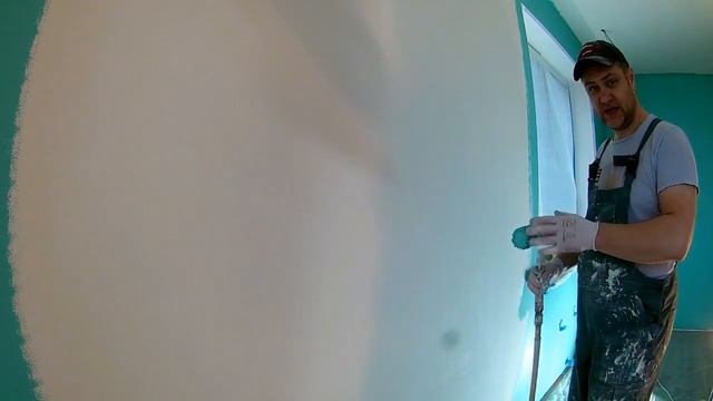 Покраска стен валиком большими захватками.