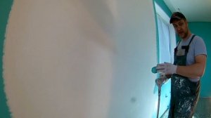 Покраска стен валиком большими захватками.