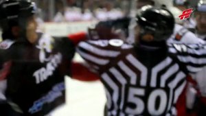 Максим Гончаров против всех! Защитник “Авангарда“ сражается с игроками “Трактора“