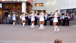 Нижегородский губернский оркестр выступает на Большой Покровской улице