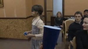 Девочка ходит и разносит мячи с завязанными глазами.mp4