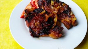 Свиные антрекоты с луком на сковороде