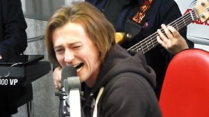 Сергей Безруков исполнил песню на стихи Сергея Есенина