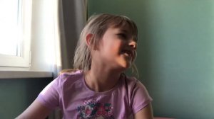 Николь прыгает на кровати (аутизм, зпр)