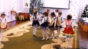 Малыши девочки танцуют красивый танец у елки под "пряники русские"