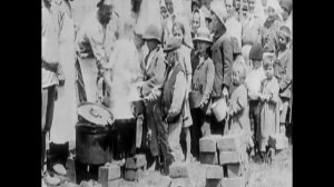 Русские солдаты кормят гуцульцев во время 1й мировой войны, 1916 