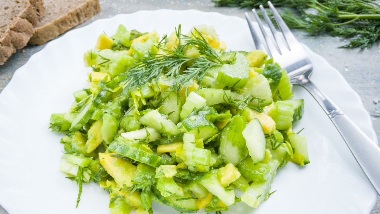 ? Салат с сельдереем, авокадо и огурцом — рецепт полезного дополнения к обеду или ужину