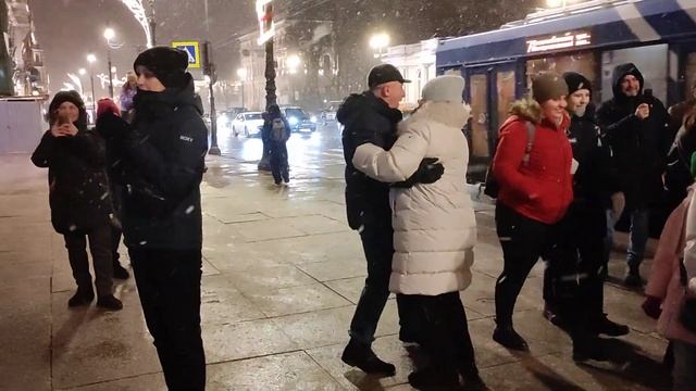 На Невском проспекте в Санкт-Петербурге выступает гитарист-виртуоз Евгений Красных...