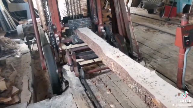 Распил плахи на обрезную доску.На пилораме Р-63.