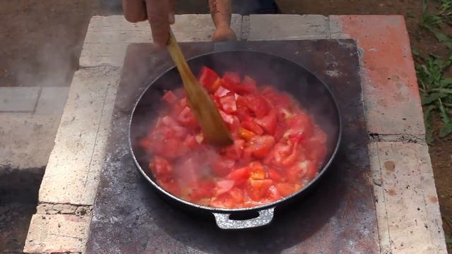 Шакшука на огне. Яичница на завтрак