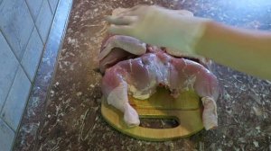 Цыпленок тапака (табака) или курица под гнетом.
