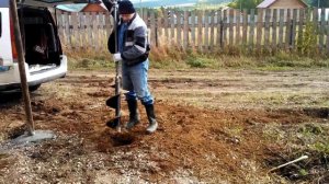 Бурим лунки под воротные столбы