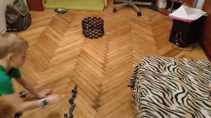 Домино падает цепная риакция