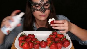АСМР КЛУБНИКА со СЛИВКАМИ *ЗВУКИ ЕДЫ*/ASMR Mukbang STRAWBERRY with CREAM *EATING SOUNDS*