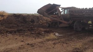 ...:::Фронтально перекидной погрузчик на базе ДТ-75!!Погрузка перегноя:::...