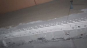 Как закрепить пластиковый уголок для шпатлевки на потолке если он не держится на шпатлевке