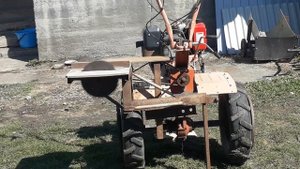 Самодельная циркулярная пила с приводом от мотоблока.