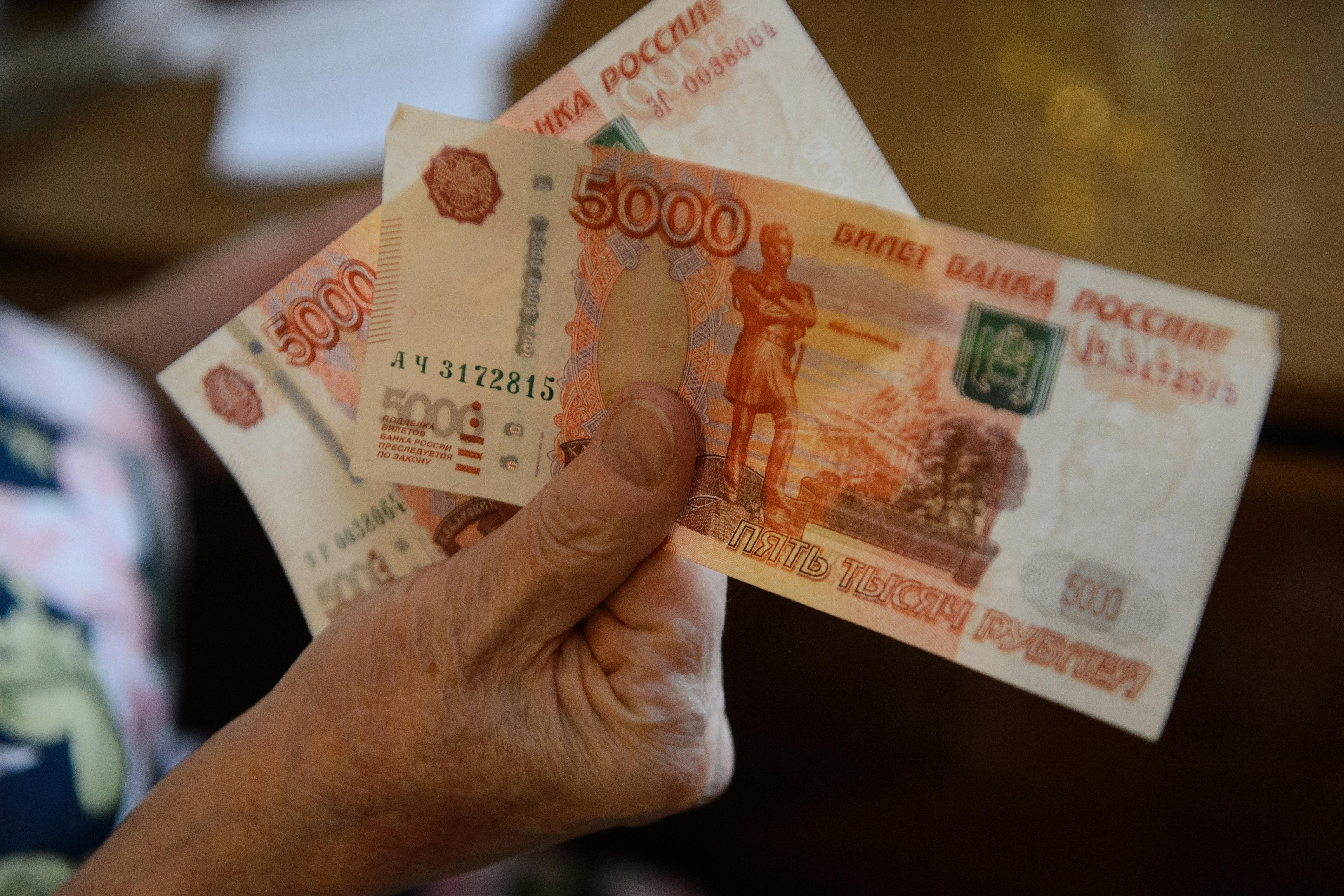 Кто получит единовременную выплату 10 000 рублей от государства в 2024 году ?