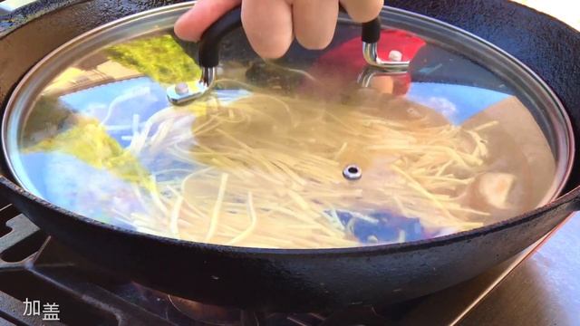 轻松将多种佐料的鲜香渗入到豆腐干丝里，尝尝淮扬名菜大煮干丝，百食不厌的名菜The fragrance of various seasonings seeps into the tofu