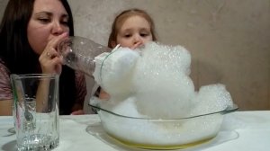 Вика и мыльная пена! Эксперимент из мыла и воды.
