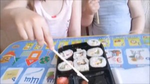 Суши и малыши, дети едят суши в первый раз, суши не понравились