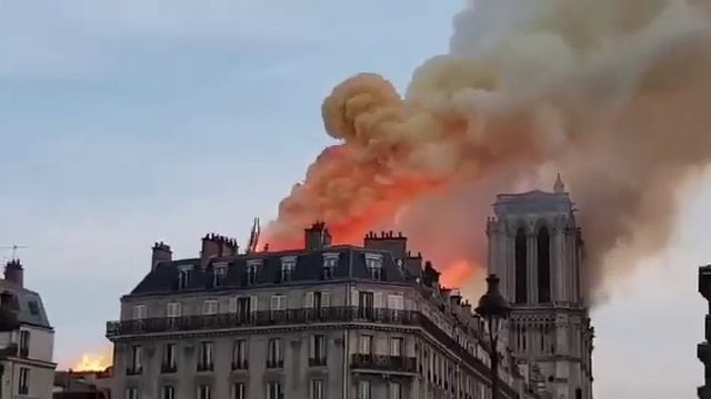 15.04.2019 Из за пожара обрушился шпиль собора Парижской Богоматери... смотреть онлайн