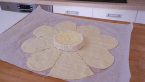 Сыр Камамбер в слоеном тесте в духовке/ Camembert/ Быстрый рецепт