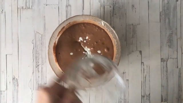 Шоколадный кекс со сливами и грецкими орехами