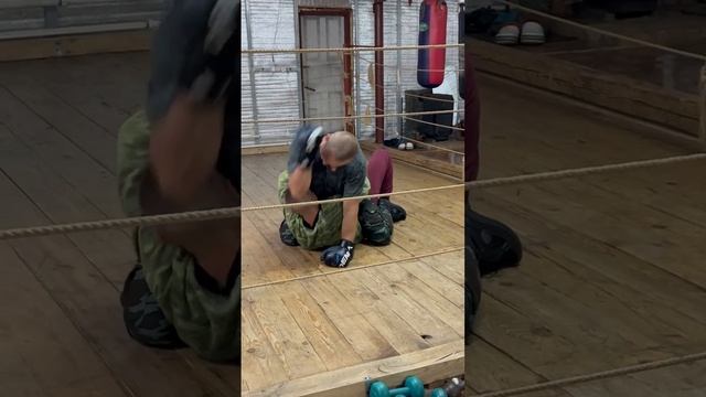 Отец с сыном зарубились в борьбе✊??